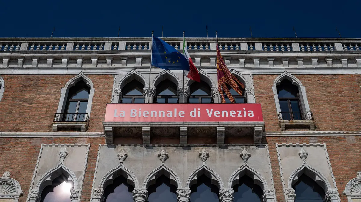 Еврокомиссия прекратила грантовое финансирование Венецианской биеннале современного искусства на €2 млн, политически осудив решение об участии официального российского павильона.