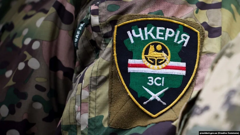 Росфинмониторинг добавил «Чеченскую Республику Ичкерию» и её зарубежные структуры в перечень террористов и экстремистов после решения суда в Грозном, признавшего Ичкерию террористической организацией. Российские спецслужбы связывают её участников с боями на стороне ВСУ и диверсиями в приграничных регионах, а лидеру движения Ахмеду Закаеву инкриминируют создание террористического сообщества.