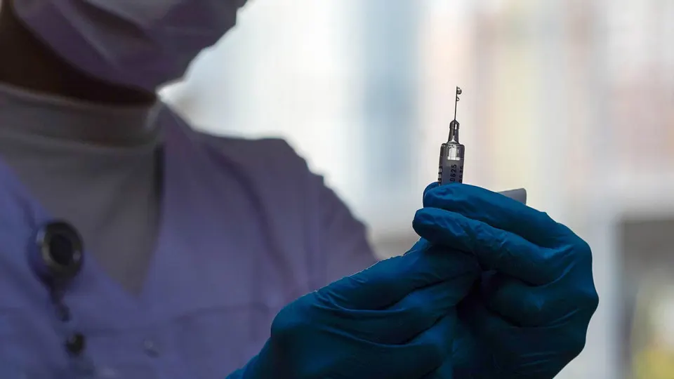 Российские ученые разрабатывают генотерапевтический препарат, который должен блокировать ген, связанный с запуском старения клеток. Проект реализуется в рамках нацпроекта по новым технологиям сохранения здоровья и рассматривается как одно из наиболее перспективных направлений продления активного долголетия.