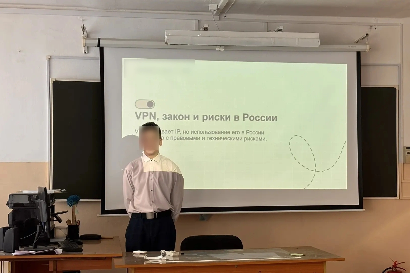 В школах разных регионов России начали систематически проводить занятия по цифровой безопасности, где ученикам рассказывают о рисках использования VPN-сервисов, утечке персональных данных и возможных юридических последствиях онлайн-активности.