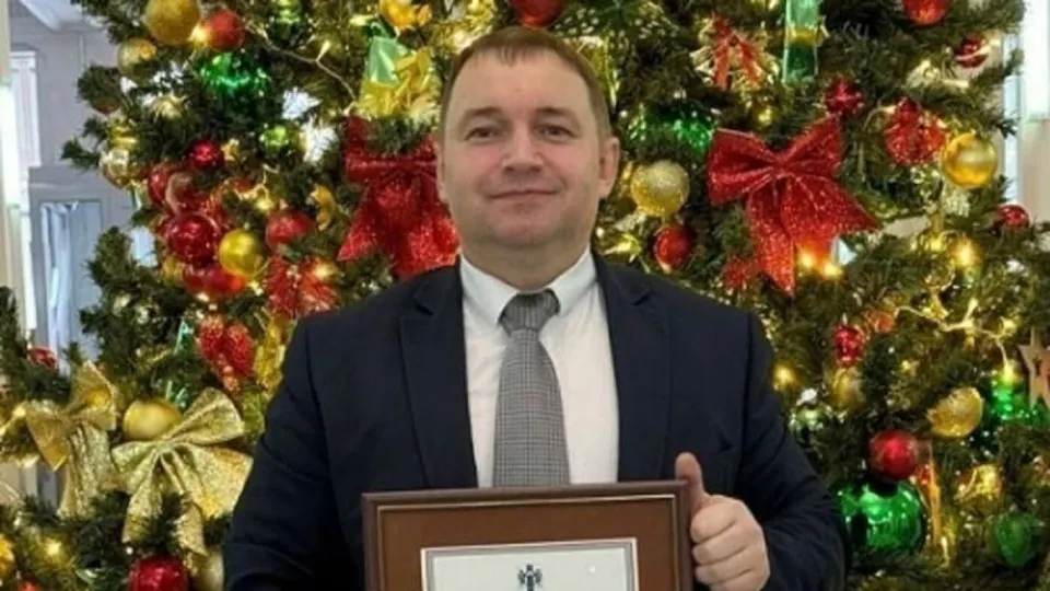 Власти региона подтвердили смерть начальника отдела по противоэпизоотическим и карантинным мероприятиям. Его нашли с огнестрельным ранением в автомобиле; следствие рассматривает несколько версий. Смерть произошла на фоне массового изъятия и уничтожения скота в Сибири и Поволжье.