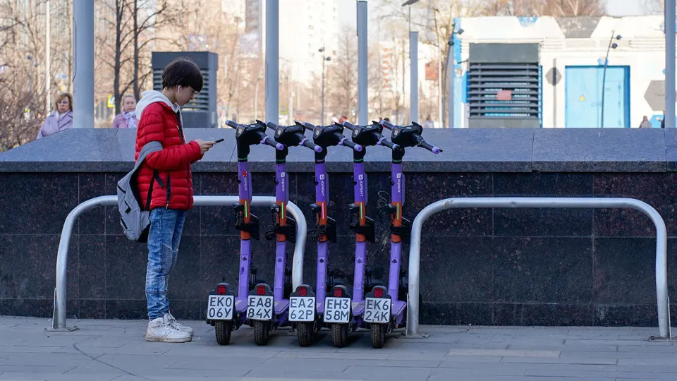 Столичные исследователи предлагают сделать госмессенджер Max обязательной точкой входа для аренды и контроля электросамокатов, а также использовать его для отслеживания нарушений ПДД владельцами личных СИМ.