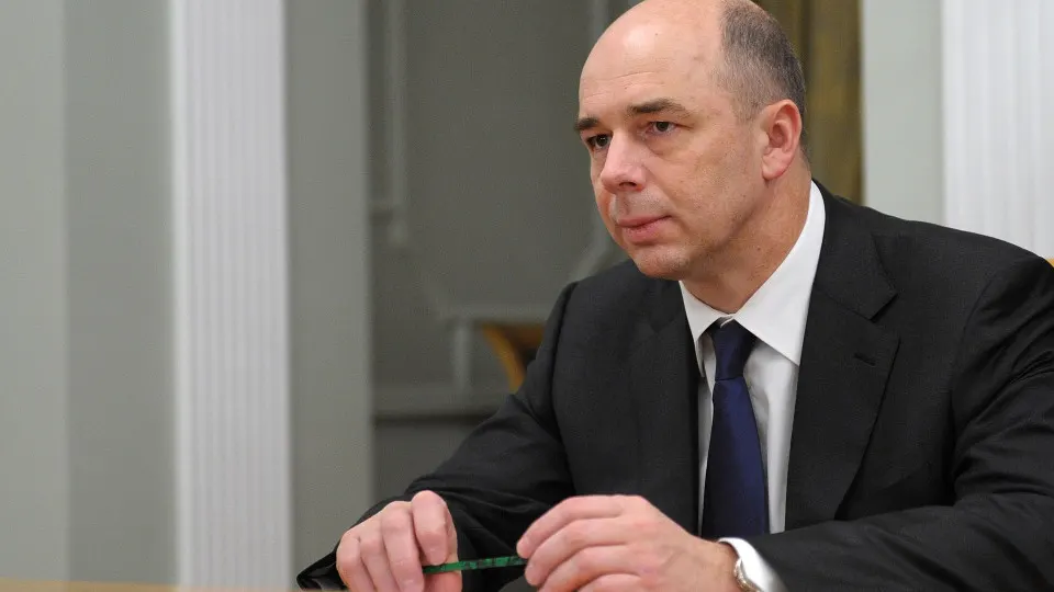 По словам министра финансов Антона Силуанова, нейросети служат подсказчиком при распределении средств и уже помогают налоговым и таможенным службам. К ИИ прибегают на фоне рекордного дефицита бюджетов в 2025 году.