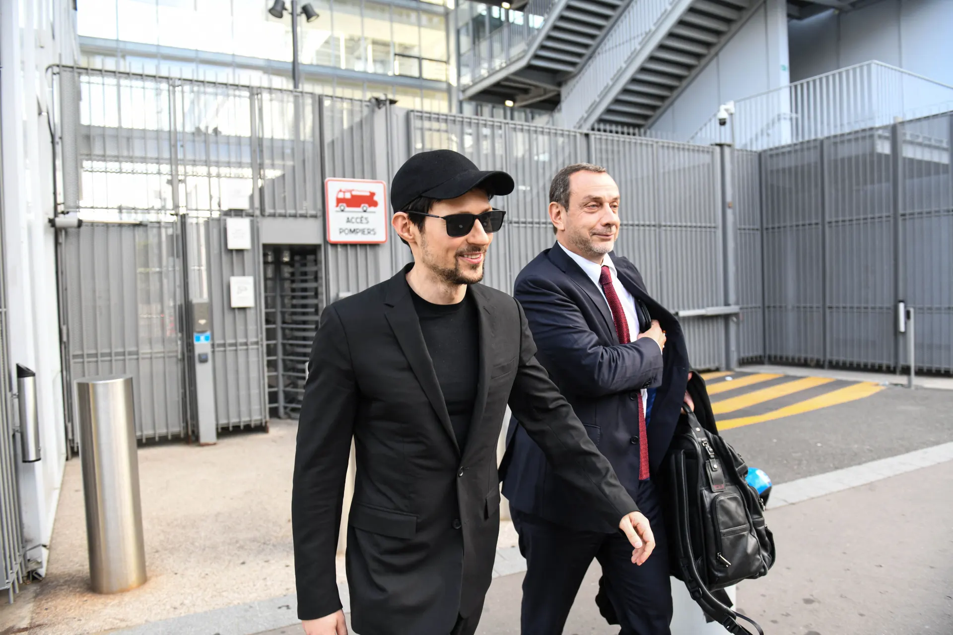 Основатель Telegram опубликовал сгенерированную нейросетью песню «Свой живой интернет» о блокировках и обходе ограничений, а также сообщил о получении письма на старый адрес с пометкой «подозреваемому Дурову П.В.» на фоне усилившегося давления российских властей на мессенджер.