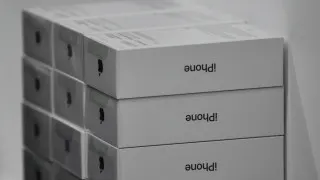 Крупные ритейлеры в России накопили избыточные запасы премиальных смартфонов Apple и Samsung. На фоне падения спроса и снижения покупательской способности цены на новые модели заметно сократились, а продавцы распродают склады со значительными скидками.