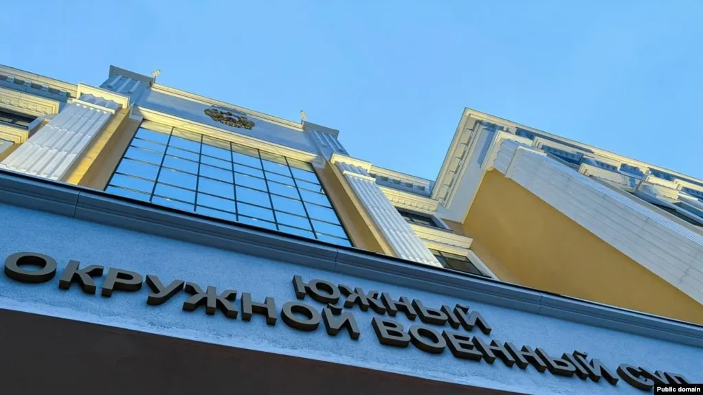 Южный окружной военный суд приговорил трёх молодых людей к срокам от восьми до десяти лет лишения свободы по делу о подготовке поджога военкоматов в Ростове-на-Дону; с начала войны в Украине подобные дела всё чаще квалифицируют как терроризм или диверсию.