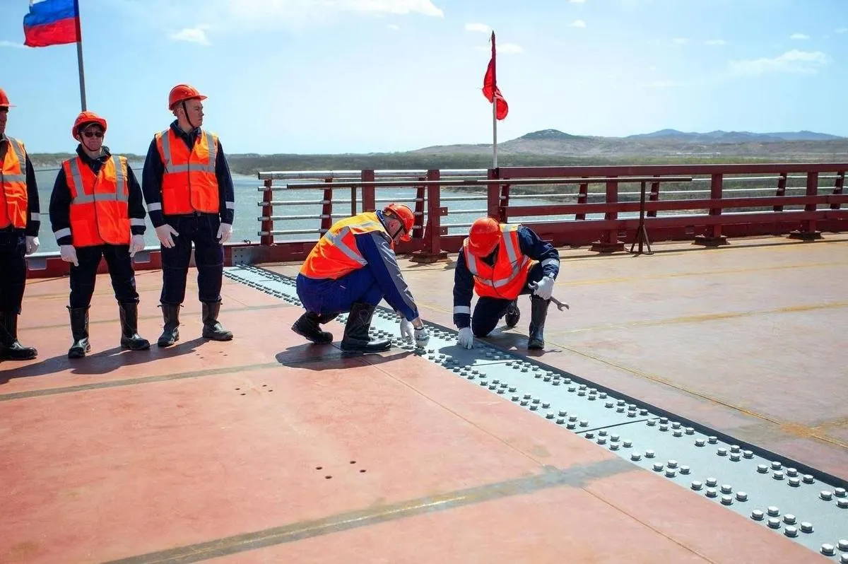 К 2026 году на российско‑корейской границе заработает первый прямой автомобильный мост через реку Туманная, который должен усилить торговые и транспортные связи между странами.