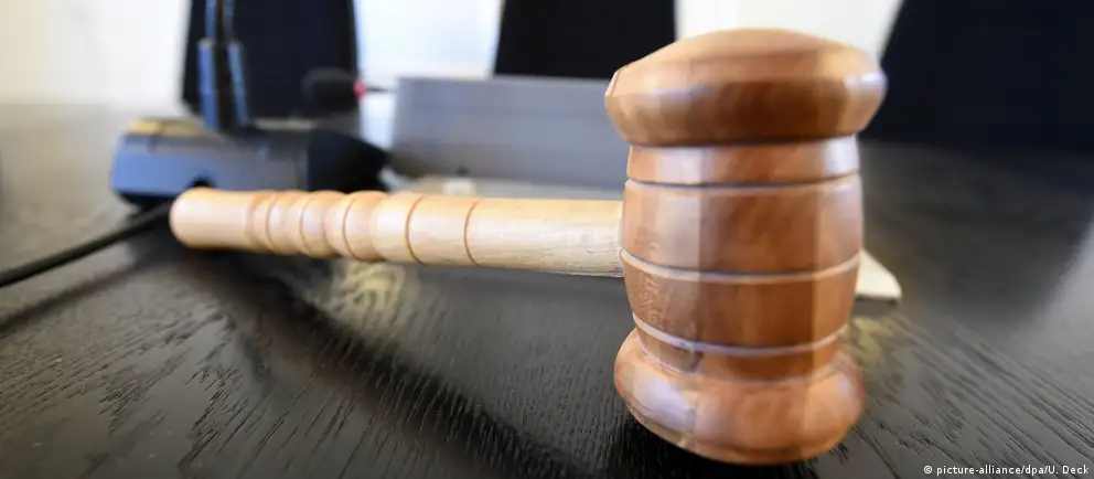 Советский районный суд Воронежа назначил 24‑летнему Роману Мальцеву год исправительных работ по статье о демонстрации запрещённой символики; дело опиралось на рапорт сотрудника Центра «Э». Ранее Верховный суд признал «Международное движение сатанизма» экстремистским.