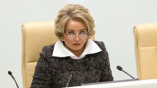 Спикер Совфеда Валентина Матвиенко назвала «обезлюдивание территорий» стратегической угрозой и предложила рецепт борьбы с вымиранием: переезд из крупных городов в частные дома, многодетные семьи и всероссийскую акцию по высадке цветов, на фоне рекордного падения рождаемости и естественной убыли населения в России.