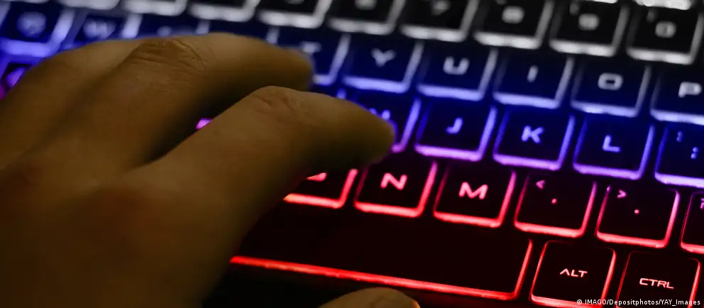 Минцифры разрабатывает механизм взимания платы за международный трафик — в том числе за VPN‑соединения. Сборы планируются прежде всего для мобильных сетей; операторы уже обсуждают фильтрацию и повышение стоимости доступа к зарубежным сервисам.