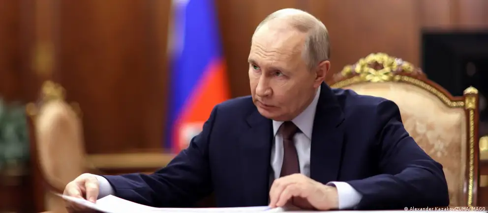 Президент России утвердил поправки к антикоррупционному законодательству: государство перестанет контролировать сделки, совершенные чиновниками и их семьями до назначения на должность, а также добрачные доходы супругов, а в декларациях теперь нужно будет указывать совокупный семейный доход.