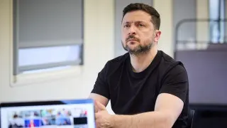 Президент Украины Владимир Зеленский считает, что усиление интернет-ограничений и блокировок мессенджеров в России связано с подготовкой к новой массовой мобилизации и возможному крупному наступлению в Украине.