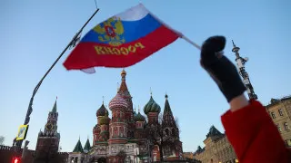 На фоне падения ВВП, снижения спроса и роста налоговой нагрузки объем просроченной дебиторской задолженности российских компаний вырос до 8,2 трлн рублей, что эквивалентно почти 4% ВВП. Основной рост долгов пришёлся на обрабатывающую промышленность и торговлю.