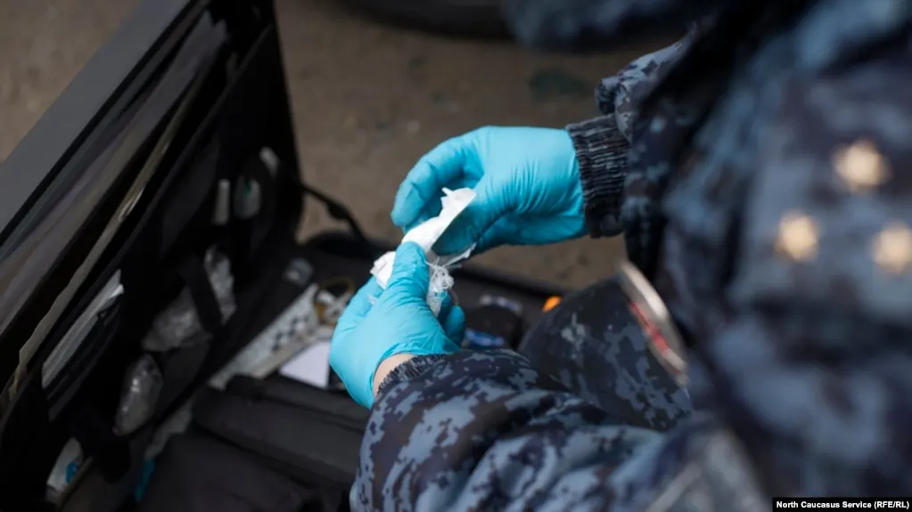 Кабинет министров готов поддержать подготовленные Верховным судом поправки о замене части реальных сроков по делам о незаконном обороте наркотиков на принудительное лечение и несвободные наказания — при условии отказа от снижения максимальных сроков за хранение в крупном и особо крупном размере.