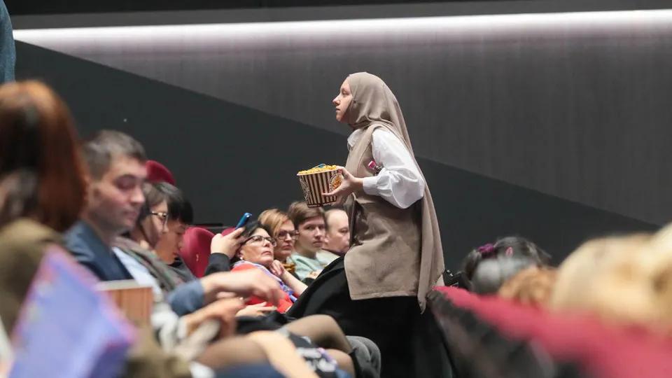 Ассоциация владельцев кинотеатров призвала сети с 30 апреля по 11 мая не показывать зарубежные фильмы без прокатного удостоверения и официального правообладателя, чтобы поддержать отечественный репертуар и релиз фильма «Литвяк».