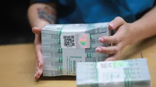 За неделю объем наличных в обращении вырос почти на четверть триллиона рублей: граждане снимают деньги на фоне сбоев мобильного интернета, ужесточения проверок банковских карт и планов по усилению налогового контроля за переводами.