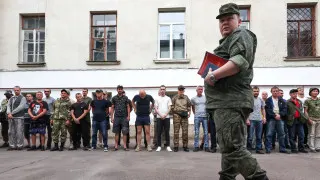 Минобороны подготовило поправки, позволяющие проверять военнослужащих на алкогольное опьянение непосредственно в воинских частях с использованием экспресс‑тестов, без обязательной доставки в медучреждения.