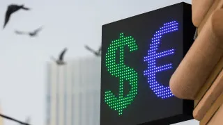 Официальный курс доллара опустился ниже 75 рублей, а рубль укрепляется на фоне роста цен на нефть и приостановки бюджетного правила.