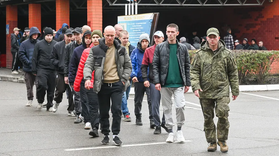Молодому человеку, получившему повестку и занесённому в электронный реестр воинского учёта, на белорусской границе и в аэропорту Минска отказали в вылете — пограничники ссылались на якобы существующее ограничение. Правозащитники советуют своевременно обжаловать такие запреты и при необходимости идти в суд.