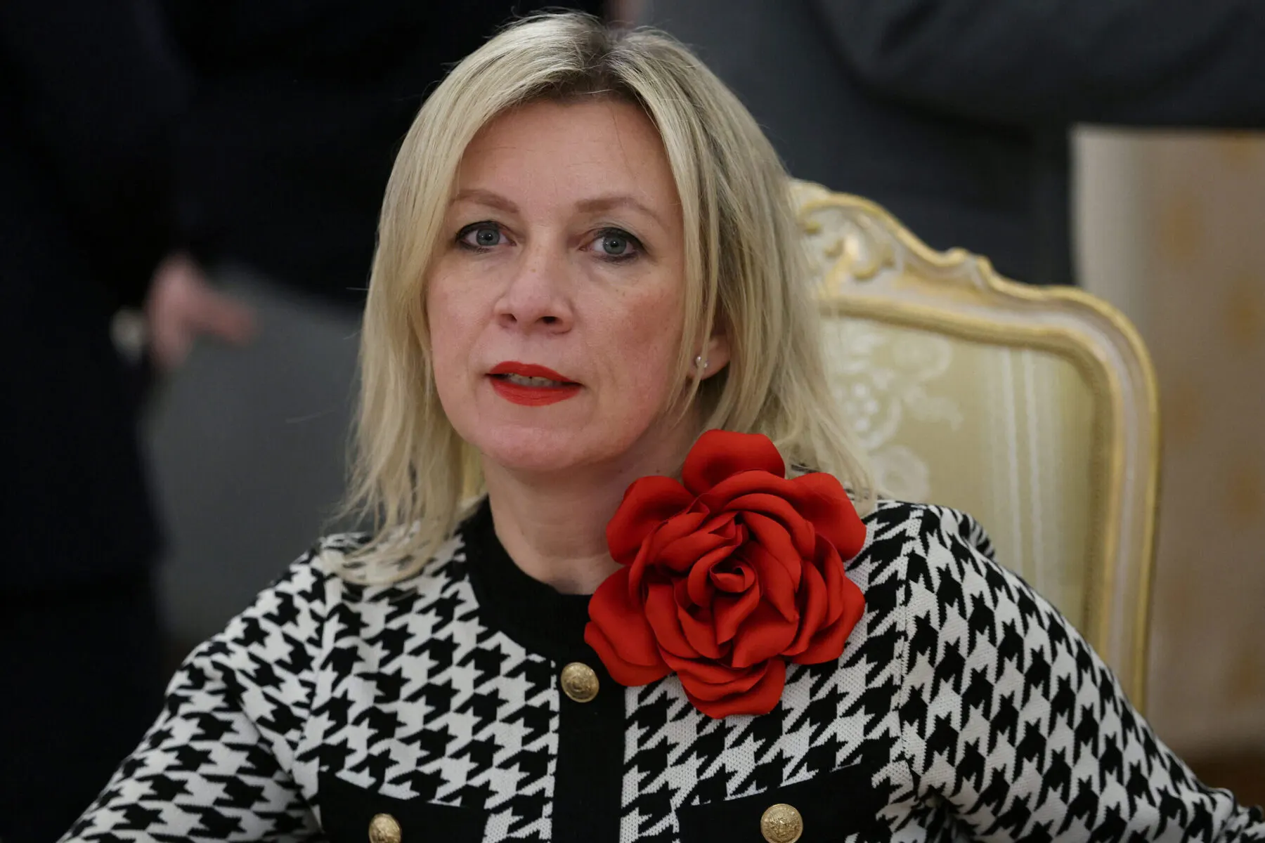 На международном форуме о «традиционных ценностях» официальный представитель МИД РФ Мария Захарова использовала на своём выступлении псевдоцитаты, приписав их Дмитрию Лихачёву, Юрию Лотману и Михаилу Бахтину. Проверка показала, что эти фразы не встречаются в работах учёных и частично напоминают текст, сгенерированный ИИ.