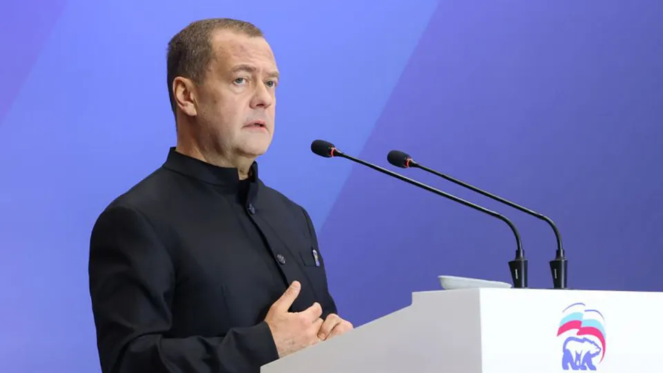 Заместитель председателя Совета безопасности Дмитрий Медведев заявил о реальной возможности ядерного апокалипсиса и призвал быть готовыми, пока истёкший СНВ‑III и шаги США по модернизации арсеналов усиливают глобальную неопределённость.