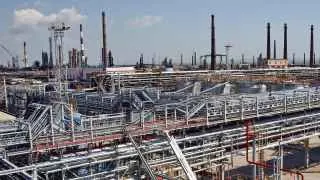 Серии атак беспилотников привели к остановке переработки нефти на Туапсинском, Новокуйбышевском и других крупных нефтеперерабатывающих заводах, что уже отражается на поставках топлива и торговле нефтепродуктами.