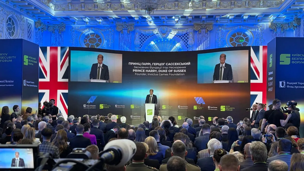 Принц Гарри, прибывший в Украину как частное лицо, на форуме в Киеве обратился к Владимиру Путину с призывом прекратить войну и напомнил США об обязательствах по защите украинского суверенитета после отказа Киева от ядерного оружия.