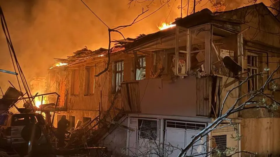 В результате ночной атаки российских беспилотников по Одессе повреждены жилые дома, погибли два человека, 15 получили ранения; удары по городам Украины продолжаются серией массированных налетов.