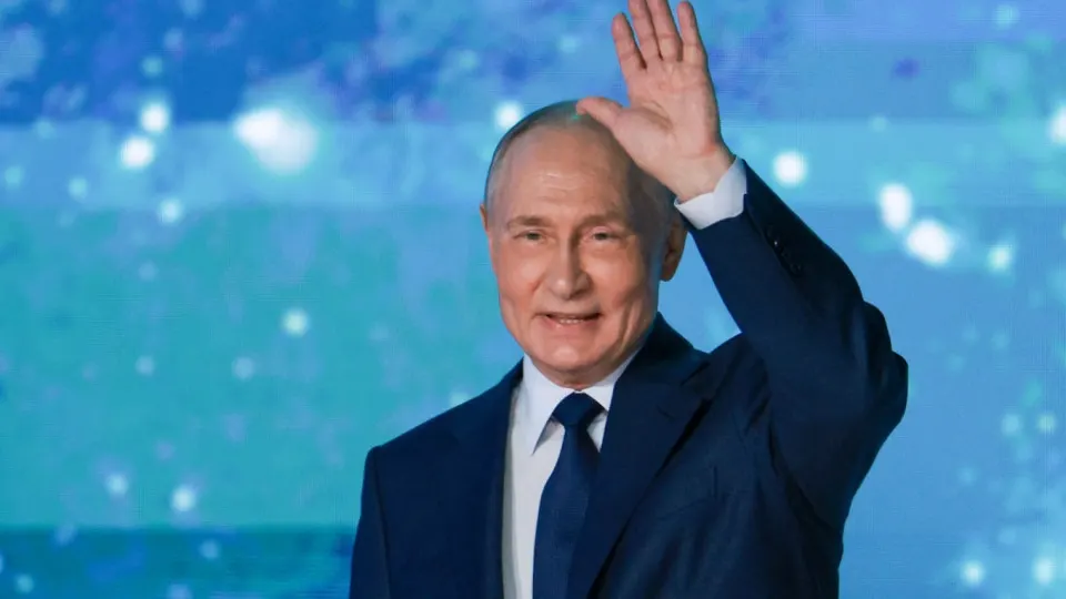 Президент Владимир Путин заявил, что при ограничениях мобильного интернета в России должны продолжать работать Госуслуги, платежные системы и сервисы записи к врачу, и поручил проработать механизм их бесперебойной работы.