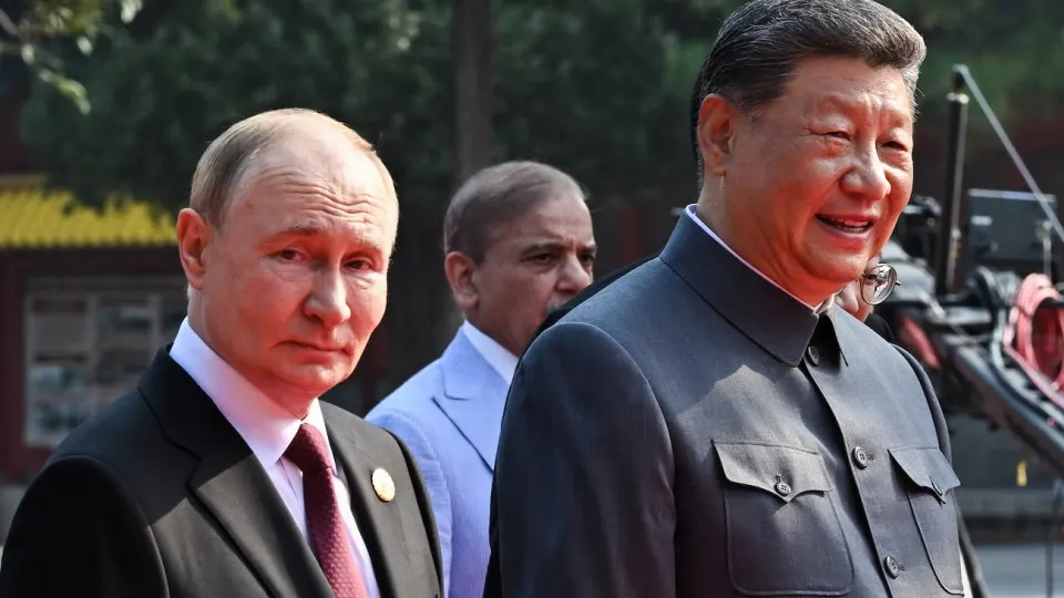 Проект макропрогноза правительства показывает, что до конца десятилетия Россия не сможет резко нарастить поставки газа в Китай, а запуск «Силы Сибири‑2» в расчеты не закладывается — рост экспорта планируется за счет уже действующих и согласованных маршрутов.