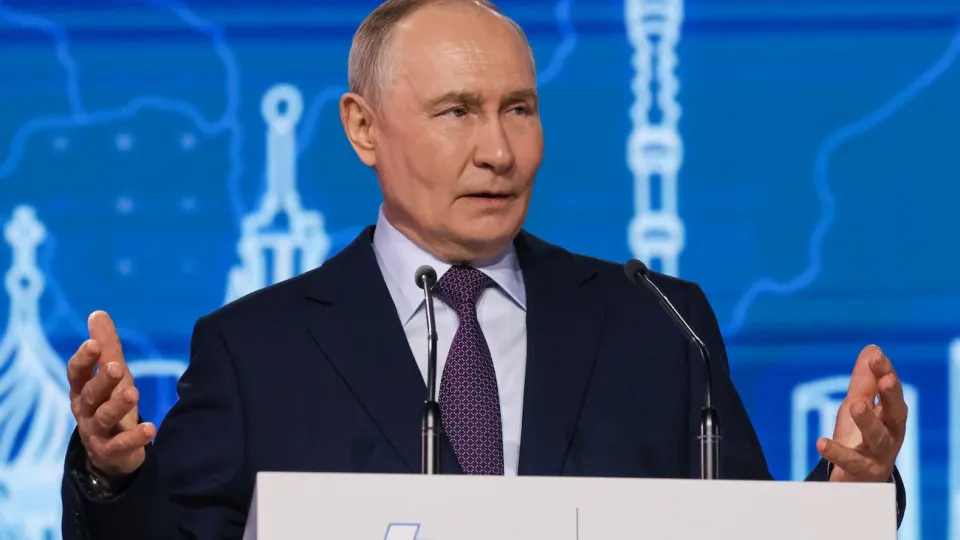 На фоне рекордного за последние годы снижения одобрения власти президент обратился к законодателям с призывом избегать бесконечных запретов и искать системные решения вместо репрессивных мер.