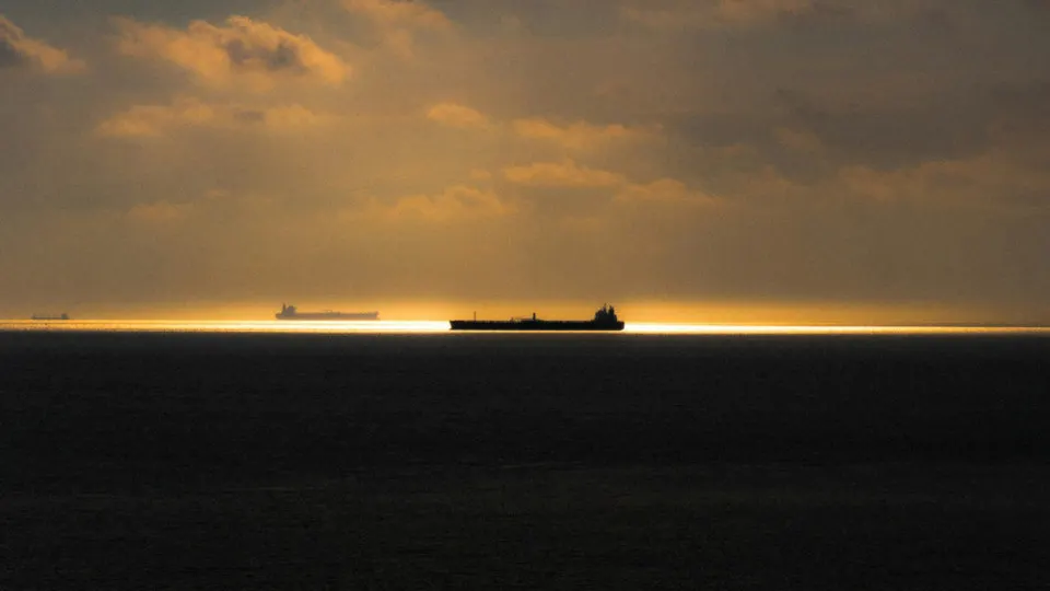 Часть танкеров, перевозящих российскую нефть, начала обходить шведские и британские воды из‑за ужесточения досмотров, что увеличивает протяженность маршрутов, расход топлива и риски рейсов.