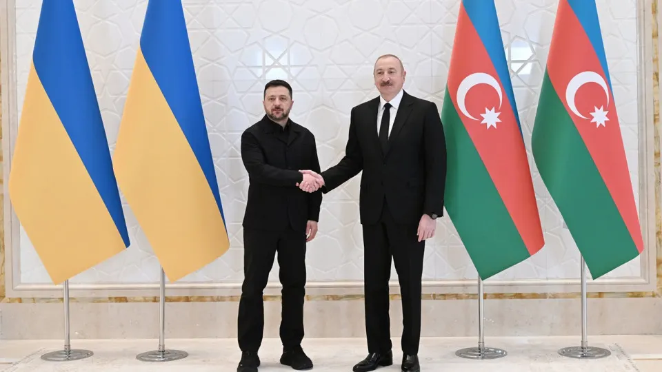 Владимир Зеленский и Ильхам Алиев на встрече в Габале подтвердили взаимную поддержку суверенитета и территориальной целостности, договорились о развитии оборонно-промышленного сотрудничества и обсудили возможность новых трехсторонних переговоров по мирному урегулированию с участием США и России.