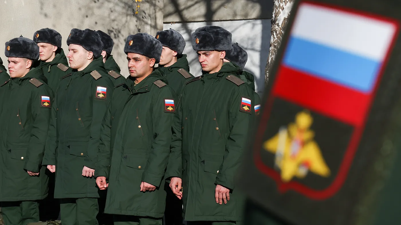 Мать призывника добилась признания контракта незаконным, а военный следственный отдел возбудил уголовное дело. Расследование указывает на системную практику принуждения в нескольких частях.