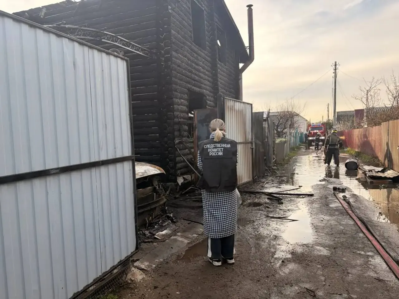 В пожаре в доме на Вишнёвой улице 2 мая погибла 10-летняя девочка; её родители госпитализированы с ожогами. Следственный комитет по Саратовской области возбудил уголовное дело и проводит экспертизы.
