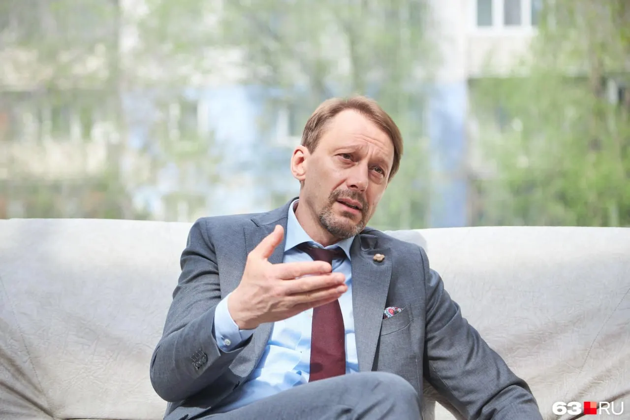По версии следствия, с 2020 по 2025 год через подконтрольные фирмы завышали цены и заключали контракты без конкурса — ущерб Минздраву оценивают около 100 млн рублей; в деле девять уголовных производств, один из фигурантов объявлен в федеральный розыск.