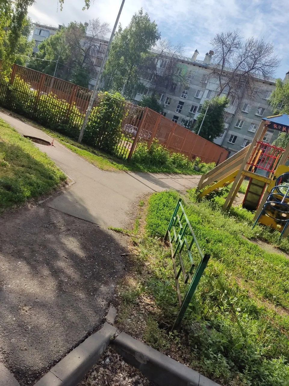На Зубчаниновском шоссе, 157 образовался провал асфальта прямо рядом с детской площадкой — на место попали фотографии.