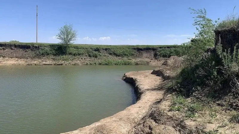 Прокуратура Саратовской области проверяет обстоятельства гибели несовершеннолетнего: 16 мая подросток прыгнул в котлован, впадающий в реку Алтата, и утонул.