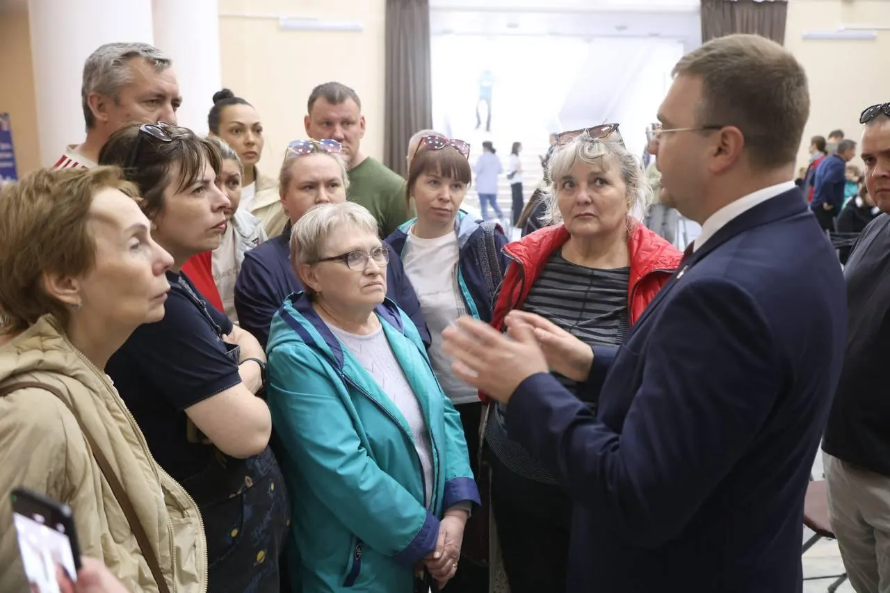 Жителей временно разместили в пункте временного размещения; им организуют горячее питание и психологическую помощь. Дом оцеплен и проверяют специалисты — после осмотра решат, можно ли вернуть людей в квартиры.