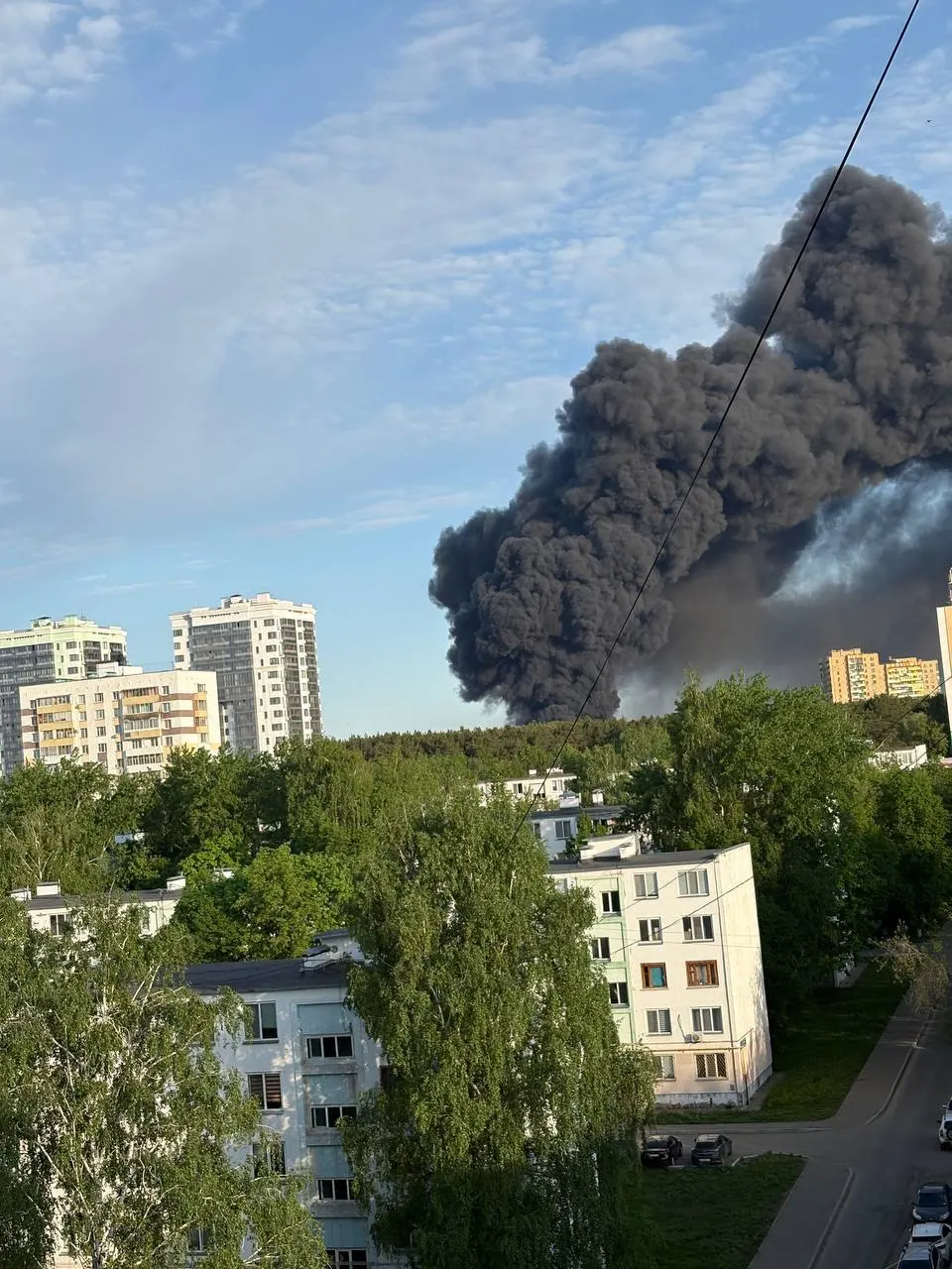 Рано утром в производственном здании на улице Авторемонтная началось масштабное возгорание; пострадавших нет, причины устанавливаются.