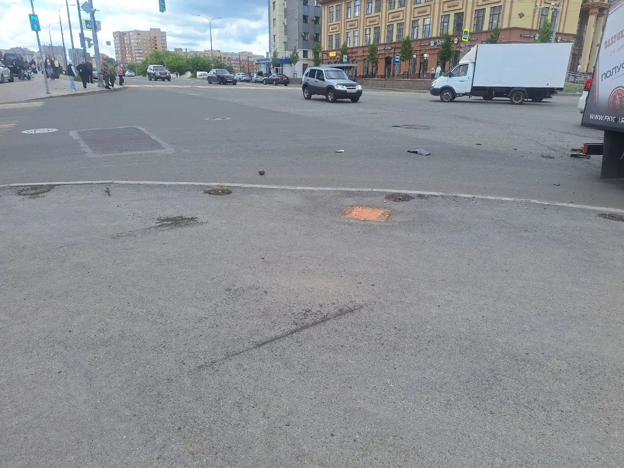 Житель сообщает, что год назад на чётной стороне перекрёстка сняли защитные ограждения. Из‑за этого автомобили часто выезжают на тротуар — поручают вопрос администрации о причинах и необходимости вернуть барьеры.