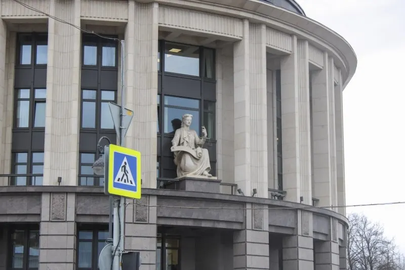 Суд в Санкт‑Петербурге лишил родительских прав женщину, которая вывезла двух дочерей с намерением передать их участникам секты «Царская империя», базирующейся в районе Ульяновска. Дети были найдены оперативниками до доставки в конечное место.