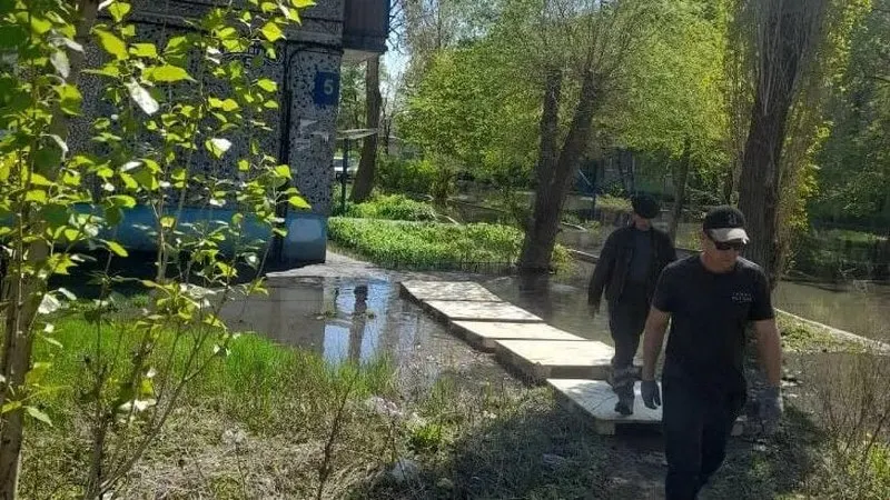 Чиновники заявили об установке поддонов у нескольких домов на Полтавской улице из‑за затопления после повреждения коллектора. Конструкцию не пояснили; работы ведутся с управляющими компаниями.