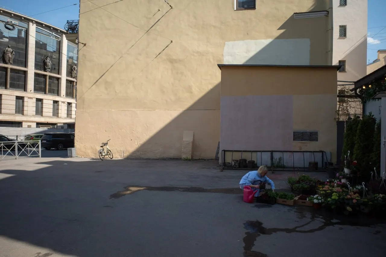 Краткий обзор: в Петербурге отменили фестиваль, готовят благоустройство сквера в Репино и отправили под стражу мужчину по делу о насилии против силовика; в России и мире — новые законопроекты, жертвы после удара в Старобельске, падение дрона в Латвии и включение книги в список экстремистских материалов.
