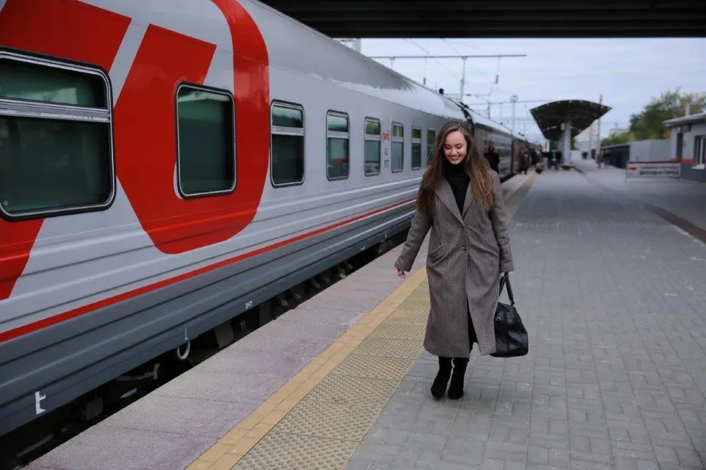 Планируют сократить время в пути между Москвой и Саратовом примерно на два часа и использовать двухэтажные вагоны для увеличения вместимости и комфорта пассажиров.