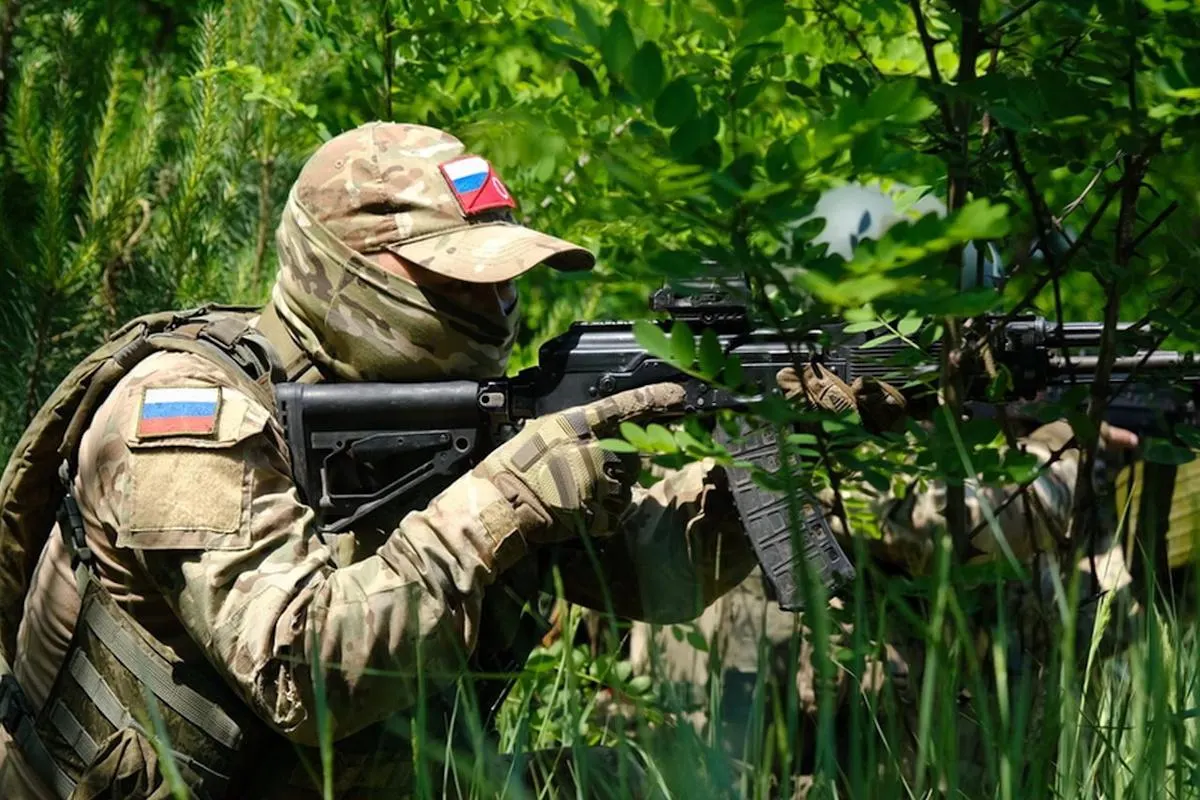 Аналитики Института по изучению войны (ISW) считают, что сниженные темпы наступления РФ, сложная местность и украинские контратаки делают маловероятным захват всего Донбасса в ближайшее время; точный прогноз невозможен.