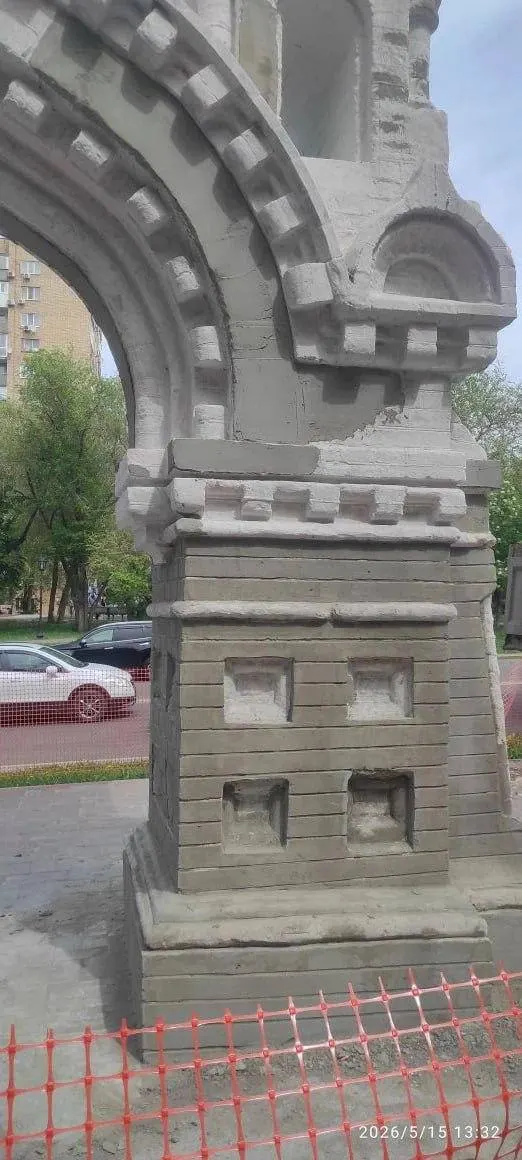 Подрядчик при ремонте Монастырских ворот в Самаре закрыл аутентичные кирпичи слоем штукатурки, поверх которого нанесён рисунок, имитирующий новые кирпичи. Местные жители и специалисты обращают внимание на риск для исторической облицовки.