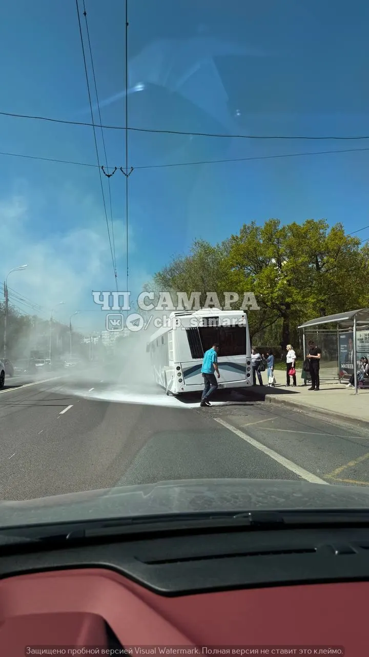 На остановке «Кинотеатр» в Самаре загорелся автобус. Обстоятельства происшествия уточняются.