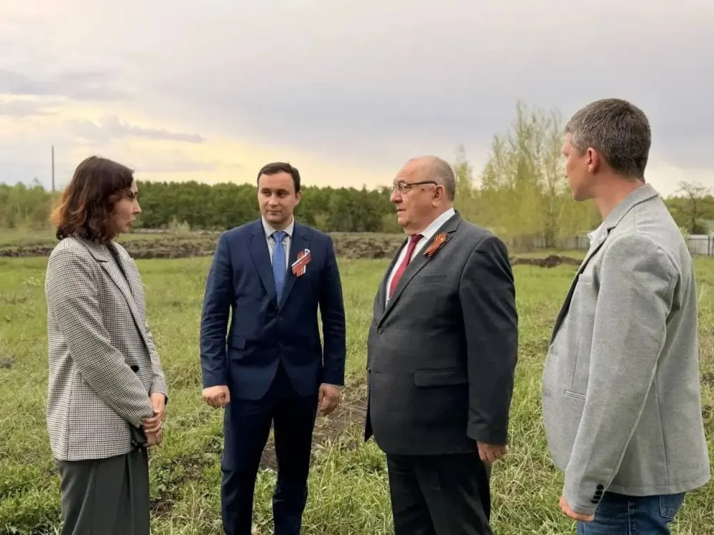 Глава города сообщил, что выбран участок с плодородной почвой, начата подготовка земли и проработка системы полива. В питомнике планируют выращивать кустарники и быстрорастущие, быстрорастущие породы деревьев.