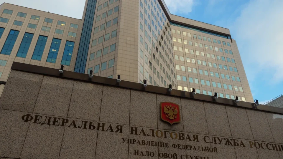 Налоговики активнее проверяют процедуру закрытия и повторного открытия индивидуальных предпринимателей: при признаках ухода от НДС предпринимателям грозят доначисления, пени и крупные штрафы. Усиление контроля совпало с ростом дефицита федерального бюджета.